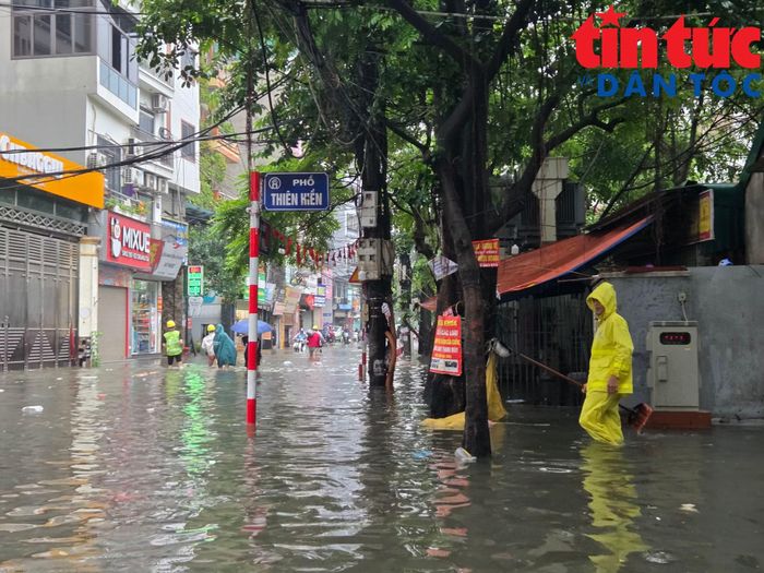 Trước tình hình mưa lớn, Công ty TNHH MTV Thoát nước Hà Nội bố trí lực lượng cùng phương tiện ứng trực tại các vị trí có nguy cơ phát sinh úng ngập, kịp thời xử lý khi có tình huống xảy ra.