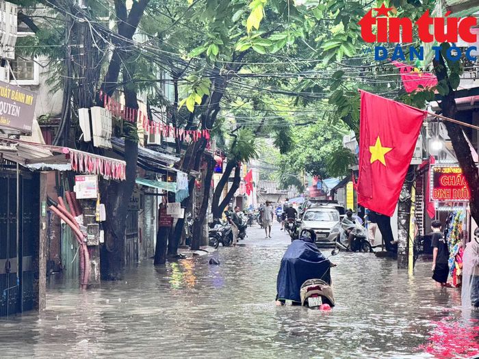 Nước ngập sâu tại phố Hoa Bằng.