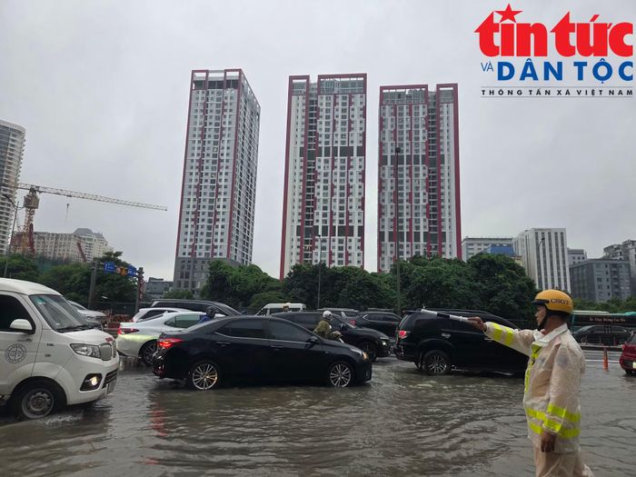 Lực lượng chức năng túc trực từ sáng sớm tại khu vực ngập, hướng dẫn người dân di chuyển.