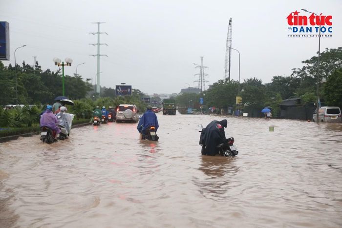 Nhiều phương tiện bị chết máy trong "biển nước" trên đường Nguyễn Trác (phường Yên Nghĩa).