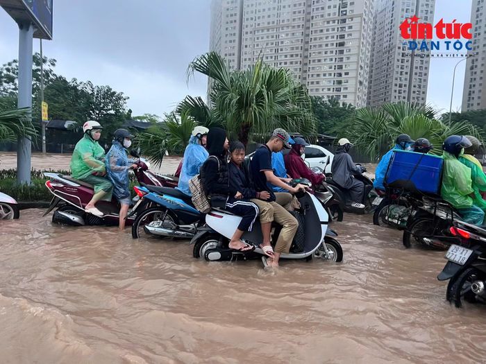 Mưa lớn kéo dài, nhiều tuyến phố ở khu vực phía thuộc các quận Hà Đông, Mỹ Đình, Long Biên (cũ) bị ngập.