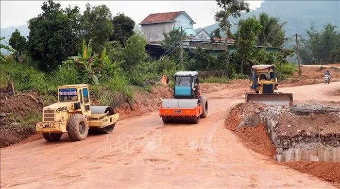 Công trường thi công dự án đường giao thông ở Quảng Ninh.