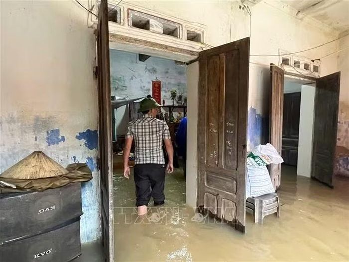 Lãnh đạo xã Nông Cống có mặt tại nhà dân để chỉ đạo công tác di dân do ảnh hưởng ngập lụt. Ảnh: TTXVN phát