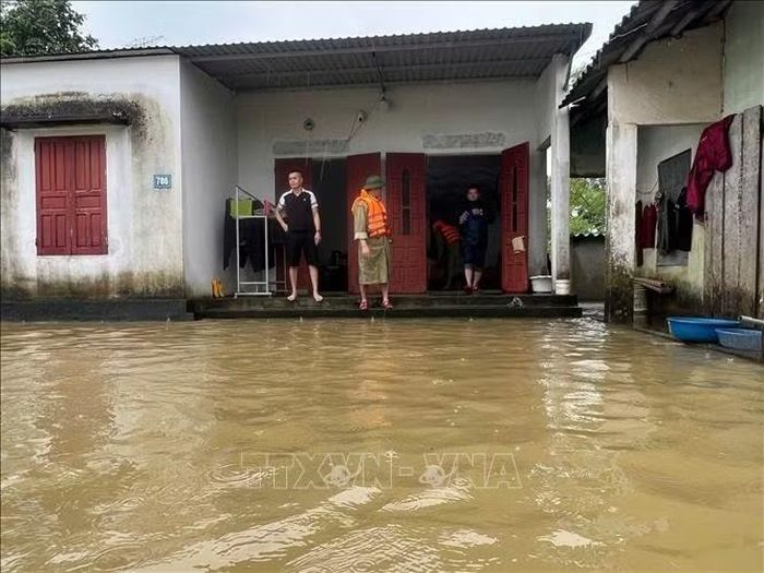 Xã Nông Cống huy động lực lượng, phương tiện tiếp cận tận nơi; đồng thời tiếp tục rà soát các khu vực có nguy cơ ngập sâu để chủ động phương án di chuyển người dân khi cần thiết. Ảnh: TTXVN phát