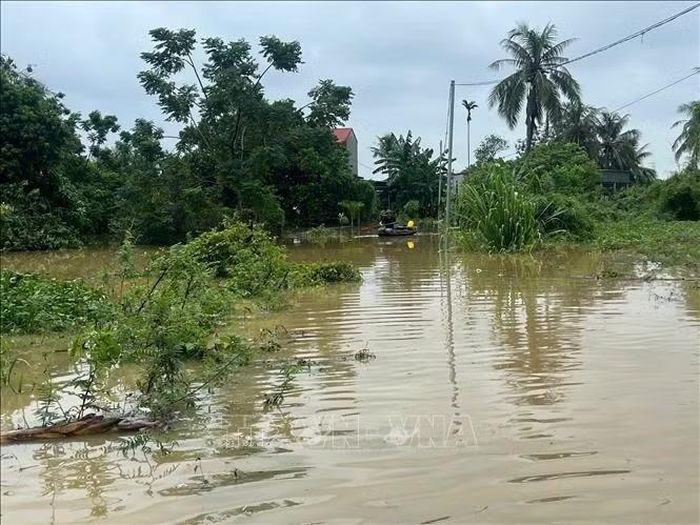 Tỉnh Thanh Hóa hiện có khoảng 2.157ha diện tích bị ngập, 160ha ao nuôi thủy sản bị tràn. Ảnh: TTXVN phát