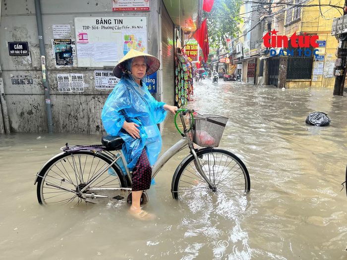 Người dân cho biết, mưa suốt đêm khiến nước dâng nhanh và khó tiêu thoát, điểm ngập sâu nhất trên phố khoảng 35 - 40 cm, gây ảnh hưởng đến sinh hoạt và việc di chuyển.