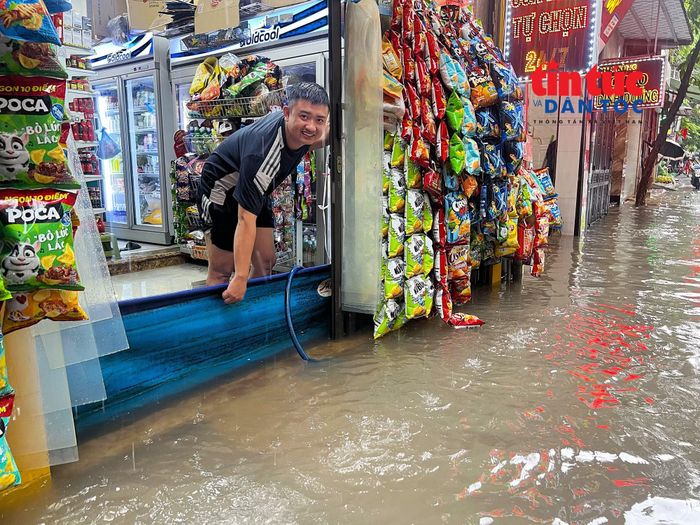 Tiểu thương trên phố Hoa Bằng cho biết, phải thức cả đêm để di chuyển hàng hóa, dựng vách ngăn, bơm nước chống ngập vào nhà.