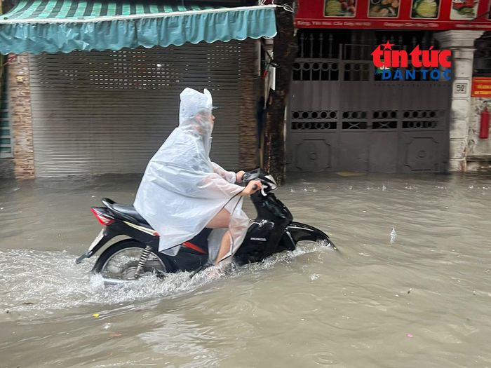 Một số người dân sinh sống tại khu vực ngập úng phải xin nghỉ làm, nghỉ học.