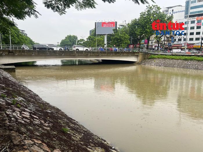 Cách phố Hoa Bằng không xa, mực nước sông Tô Lịch cũng đang dâng cao.