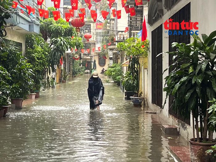 Đến gần trưa, trời vẫn tiếp tục mưa khiến nhiều con ngõ ngập úng, chậm tiêu thoát nước.