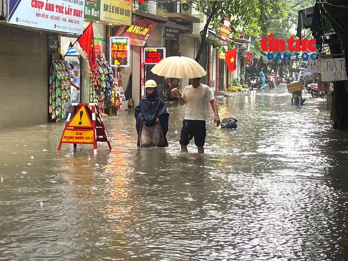 Phố Hoa Bằng (phường Cầu Giấy) là một trong những "điểm đen" ngập úng ở Hà Nội. Mưa lớn kéo dài khiến nhiều đoạn đường và khu vực ngõ dân cư ngập nước.