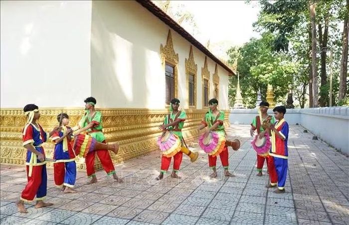 Đội múa trống Chhay-dăm chùa Snaydonkum (chùa B52) xã Ô Lâm được duy trì tập luyện hằng ngày, góp phần gìn giữ điệu múa truyền thống của đồng bào Khmer.