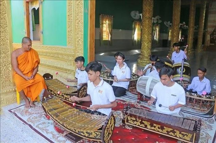 Học sinh xã Ô Lâm (An Giang) tập đánh dàn nhạc ngũ âm - nhạc cụ dân tộc truyền thống của đồng bào Khmer Nam Bộ.