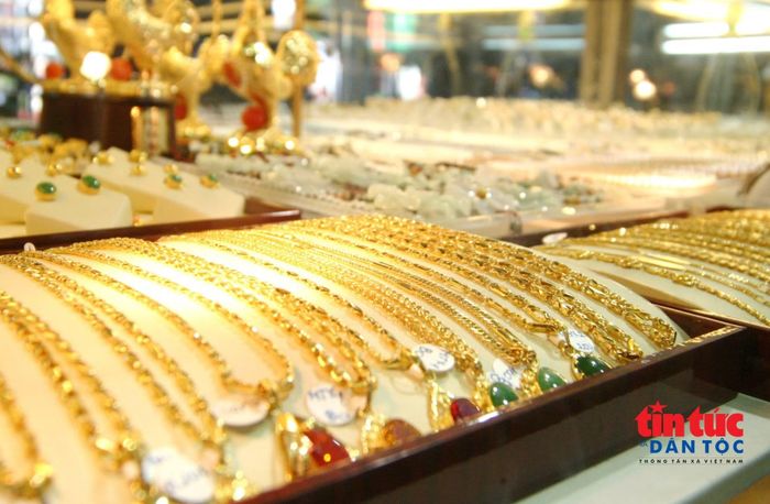 Vàng trang sức bày bán tại cửa hàng.
