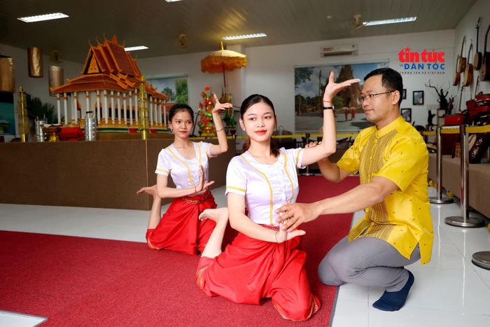 Tại trường, TS. Thắng giảng dạy những học phần lý luận có liên quan đến múa như nghệ thuật Khmer Nam bộ; thực hành về múa như biểu diễn, âm nhạc và múa Khmer Nam bộ cho sinh viên các ngành biểu diễn nhạc cụ truyền thống và âm nhạc học.