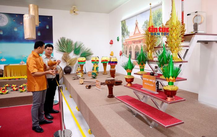 TS. Thắng đang chia sẻ ý nghĩa dụng cụ âm nhạc của dân tộc Khmer.