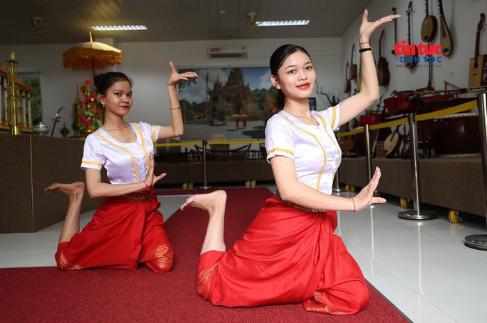 Sinh viên được hướng dẫn thực hành múa, âm nhạc và các loại hình nghệ thuật Khmer Nam Bộ.