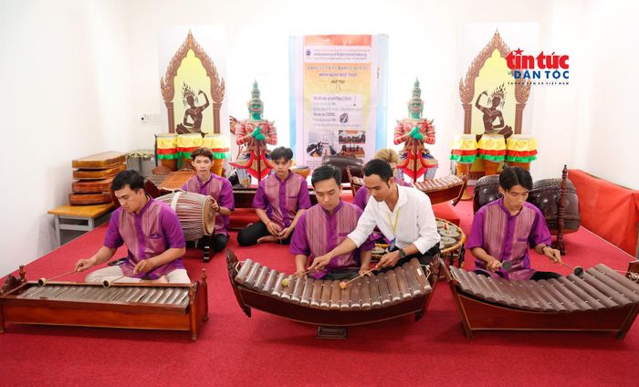 Khoa Ngôn ngữ - Văn hóa - Nghệ thuật Khmer Nam Bộ thực hiện nhiệm vụ đào tạo nhân lực phục vụ nhu cầu phát triển văn hóa - xã hội tại khu vực Nam Bộ.