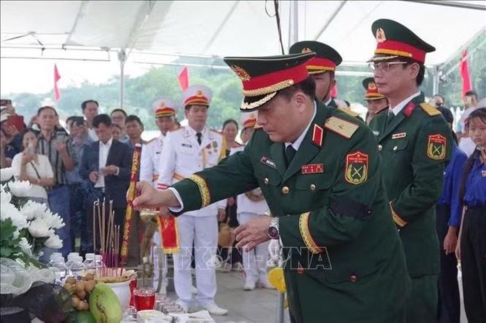 Quy tập hài cốt liệt sỹ được tìm thấy ở ngôi mộ tập thể ở xã Thu Bồn, thành phố Đà Nẵng. Ảnh: Khoa Chương/TTXVN
