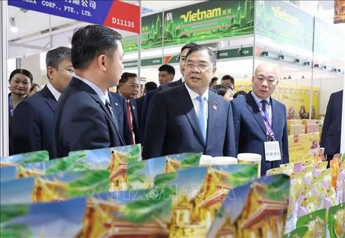 Phó Thủ tướng Thường trực Chính phủ Phạm Gia Túc và đoàn đại biểu Việt Nam tham quan các gian hàng của doanh nghiệp Việt Nam tham gia CAEXPO lần thứ 23 năm 2026.