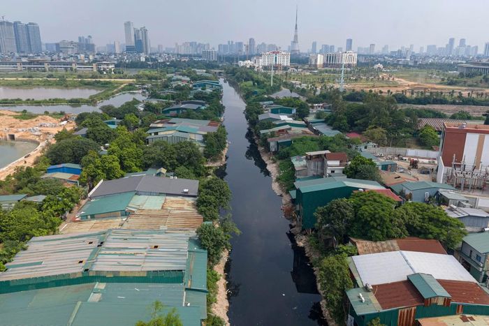 Nhà xưởng lấn chiếm hành lang thoát lũ sông Nhuệ.