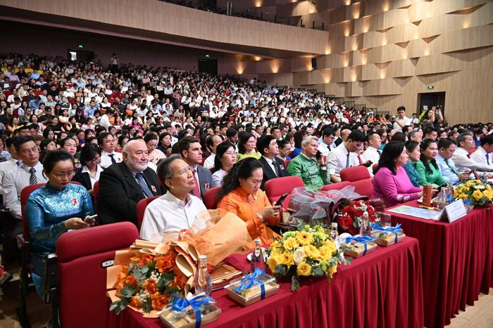 Đại biểu lắng nghe ý kiến chia sẻ của các đơn vị giáo dục ngoài công lập.