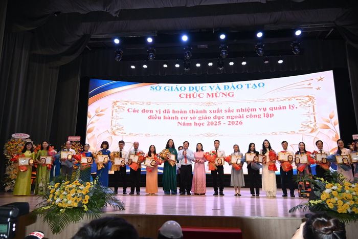 Lãnh đạo Sở Giáo dục và Đào tạo khen thưởng các đơn vị hoàn thành xuất sắc nhiệm vụ năm học 2025 - 2026.