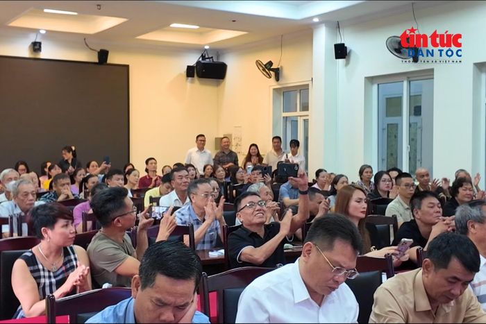Tại điểm cầu trực tiếp Trụ sở Đảng ủy - HĐND phường Hồng Hà, đông đảo người dân đã có mặt từ sớm để theo dõi và tham gia đóng góp ý kiến.