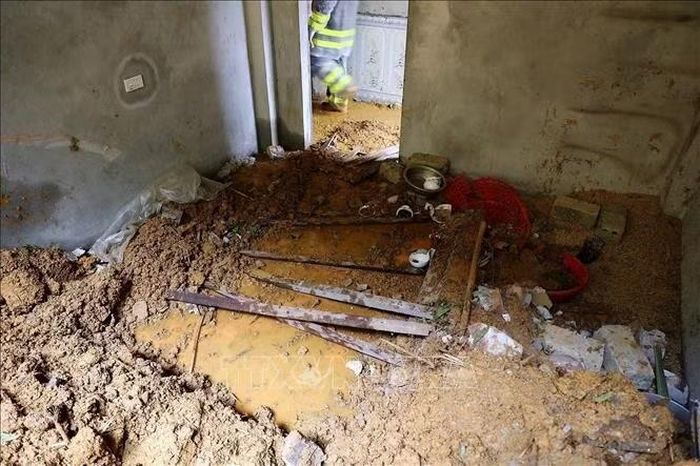 Vật dụng trong ngôi nhà ngổn ngang bị đất đá vùi lấp.