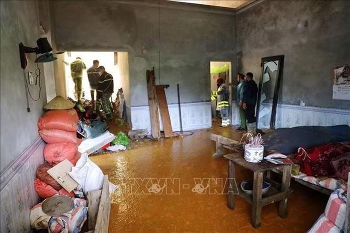 Cảnh tượng tan hoang trong ngôi nhà bị sạt lở.