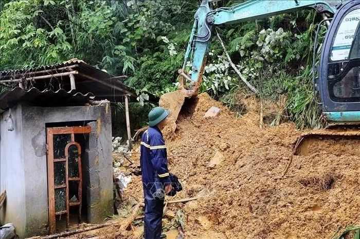 Đơn vị chức năng tiến hành công tác khắc phục tại điểm sạt lở.
