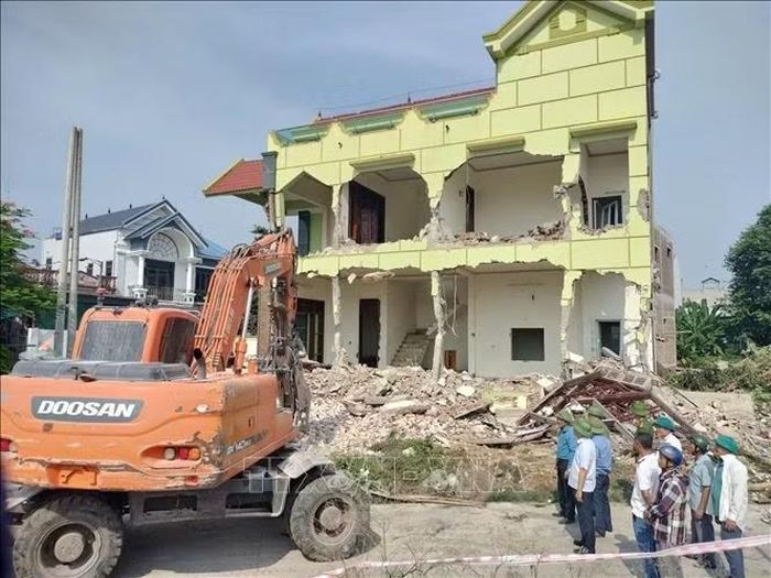 Không chỉ vận động bằng lời nói, khi người dân đồng thuận tháo dỡ công trình, phường huy động lực lượng hỗ trợ di chuyển đồ đạc, cây cối, tháo dỡ vật kiến trúc, giúp các hộ giảm bớt khó khăn và sớm bàn giao mặt bằng. Ảnh: Khiếu Tư/TTXVN
