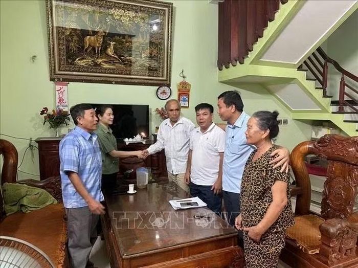 Cách làm “đến từng nhà, gặp từng người, tuyên truyền từng trường hợp” góp phần đưa chủ trương, chính sách đến gần hơn với người dân, tạo chuyển biến trong nhận thức và hành động. Ảnh: Khiếu Tư/TTXVN