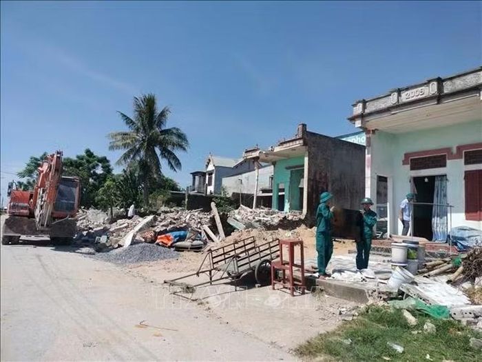 Tại phường Ngọc Sơn, dự án đường bộ ven biển đoạn Tiên Trang - Khu kinh tế Nghi Sơn có chiều dài 7,32 km đi qua địa bàn, ảnh hưởng đến 465 hộ dân, trong đó 85 hộ phải bố trí tái định cư. Ảnh: Khiếu Tư/TTXVN