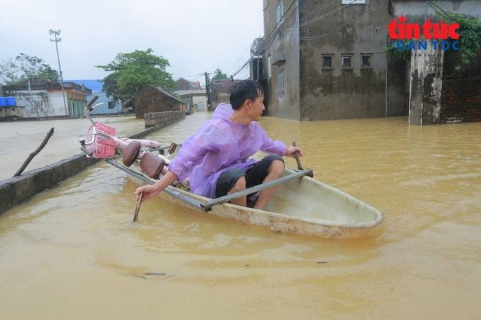 Anh Nguyễn Trọng Tuấn cho biết, do nước ngập kéo dài, anh phải dùng thuyền vận chuyển xe đạp ra ngoài để chuẩn bị phương tiện cho con đi học. “Vợ và các con tôi đã tạm thời di chuyển lên khu vực không bị ngập. Tôi thường xuyên phải đi lại giữa nhà và nơi ở tạm để theo dõi, trông coi tài sản, đồ đạc trong nhà, đề phòng nước tiếp tục dâng cao”, anh Tuấn chia sẻ.