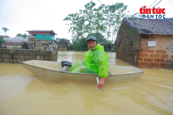 Nước ngập kéo dài, người dân dùng thuyền làm phương tiện di chuyển tại những khu vực ngập sâu.
