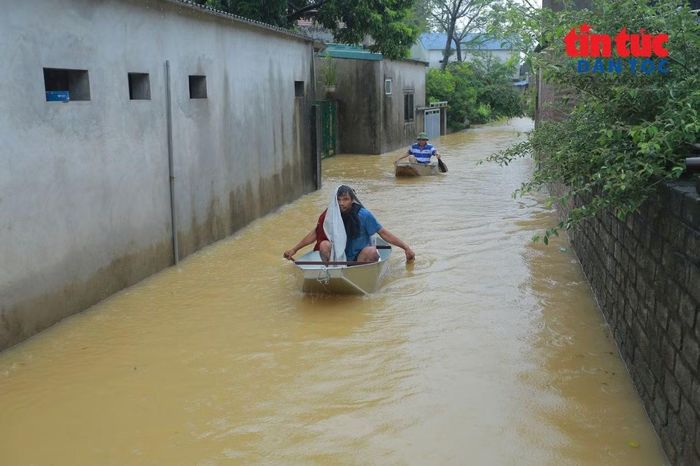 Những con đường vốn phục vụ việc đi lại, sinh hoạt hằng ngày nay trở thành những khoảng nước rộng, ảnh hưởng trực tiếp đến cuộc sống của người dân.