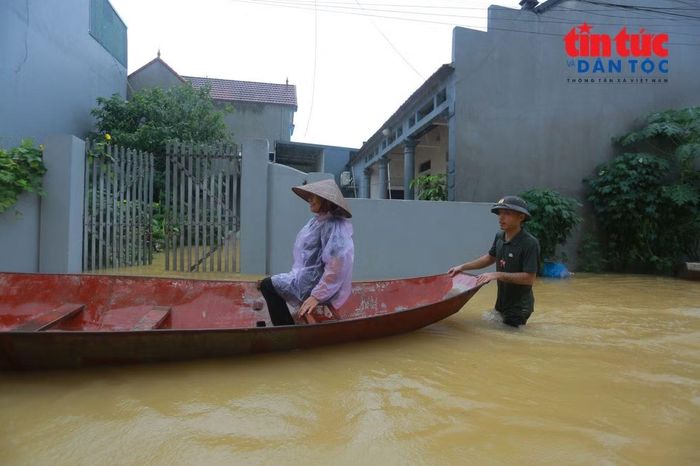 Người dân dùng thuyền để đi lại, vận chuyển đồ đạc, nhu yếu phẩm và các vật dụng cần thiết ra khỏi vùng ngập.
