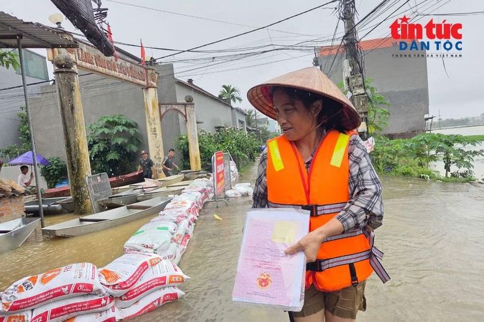 “Đã 3 ngày nay nước vẫn lên cao, nhiều đồ đạc, tài sản trong nhà tôi đã bị ngập, hư hỏng. Giờ tôi chỉ còn giữ được giấy chứng nhận quyền sử dụng đất nên phải mang gửi ở nơi khác cho an toàn. Chỉ lo nước tiếp tục dâng thì những giấy tờ quan trọng này cũng bị ảnh hưởng”, bà Tạ Thị Lệ nói.