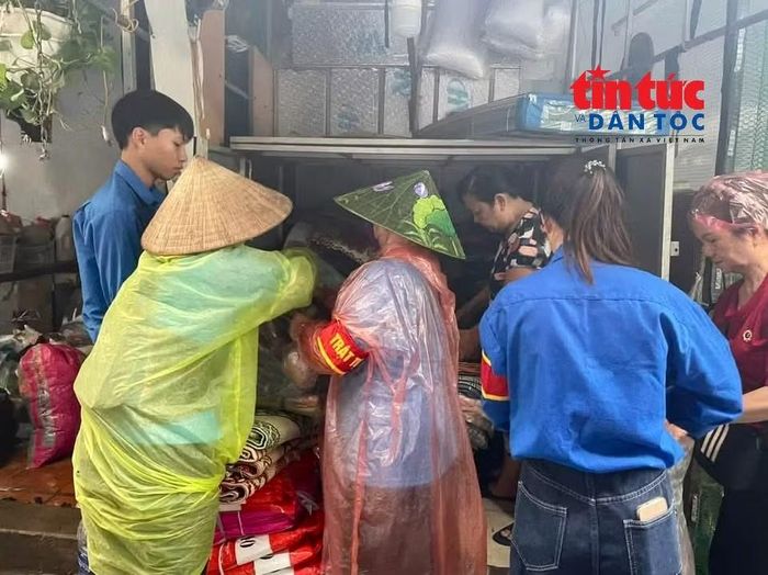 Chính quyền hỗ trợ các tiểu thương di dời hàng hóa, tài sản.