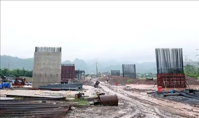 Dự án Đầu tư xây dựng Tuyến đường N5 kết nối đường vành đai 5 đến Quốc lộ 21 và cầu qua sông Đáy tỉnh Ninh Bình do đơn vị Công ty Cổ phần Đầu tư và Phát triển Toàn Minh thi công phải tạm dựng thì công do mữa lũ để đảm bảo chất lượng công trình.