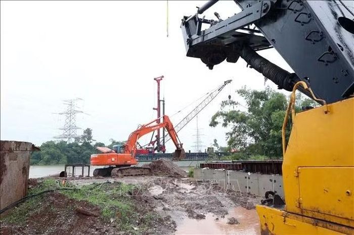 Nước lũ dâng cao trên sông Đáy đoạn qua địa phận tỉnh Ninh Bình nên các công trình thi công phải tạm dừng thi công để đảm bảo an toàn.
