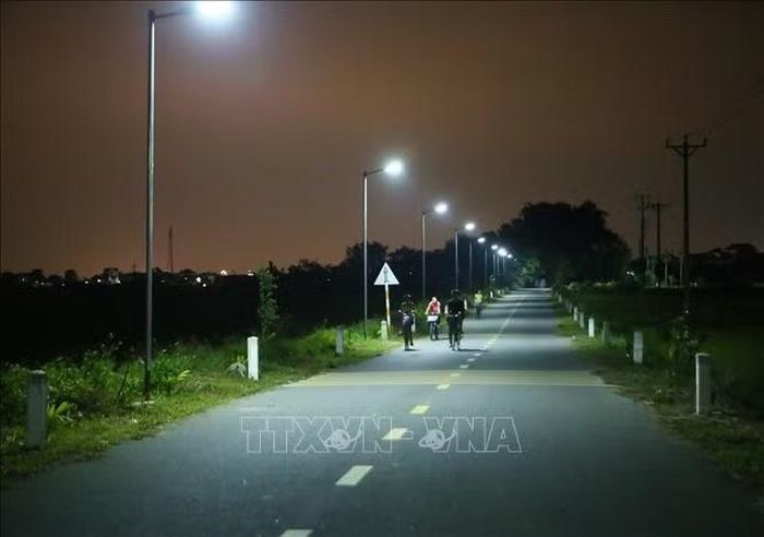 Người dân đi lại trên tuyến đường nối thôn Thụy Hòa với thôn Mai Hồng, xã Hiển Khánh (Ninh Bình).