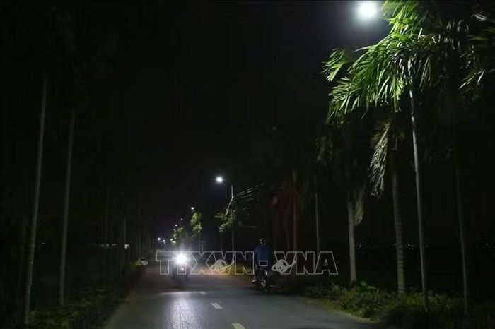 Công trình chiếu sáng do Ban Chỉ huy Quân sự xã Hiển Khánh thực hiện, góp phần bảo đảm an toàn cho người dân khi tham gia giao thông, nhất là vào ban đêm.