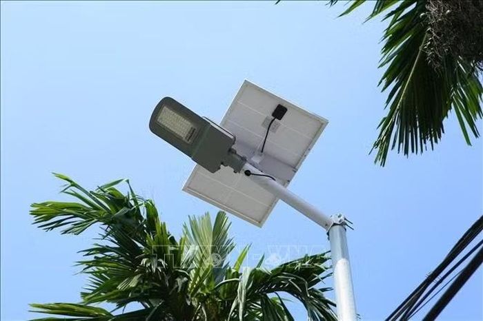 Hệ thống đèn chiếu sáng bằng năng lượng mặt trời được lắp đặt tại xã Hiển Khánh (Ninh Bình).
