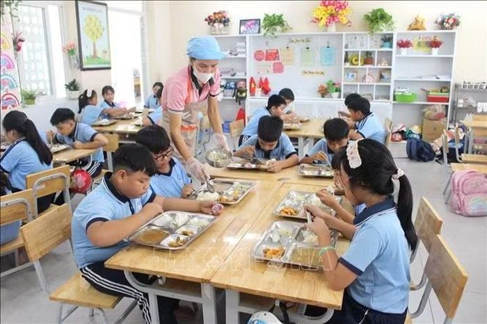 Giám sát chặt quy trình, bảo đảm bữa ăn bán trú đủ suất, đúng giờ và an toàn cho học sinh.