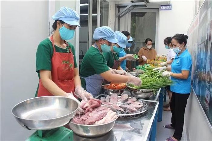 Thực phẩm được kiểm tra cảm quan, nguồn gốc, thời gian giao nhận, đơn vị cung cấp và hạn sử dụng trước khi tiếp nhận.