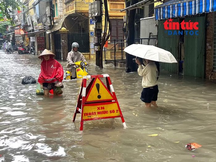 Đường phố Hà Nội ngập sâu sau đợt mưa lớn kéo dài. Ảnh: Thế Đoàn