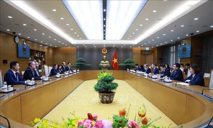 Thủ tướng Lê Minh Hưng tiếp bà Fiona Bassett, Tổng Giám đốc Điều hành FTSE Russell.