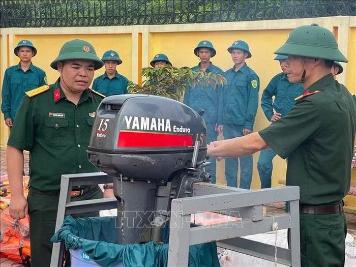 Lực lượng xung kích xã Trần Phú tiến hành kiểm tra hệ thống xuồng máy, sẵn sàng hỗ trợ người dân khi lũ về. Ảnh tư liệu: TTXVN phát